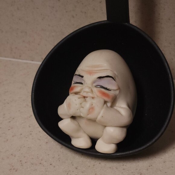 Humpty Dumpty Porcelain Figurine In Spoon Ladle - Egglet Allyson Nagel - Giggle - Picture 1 of 2